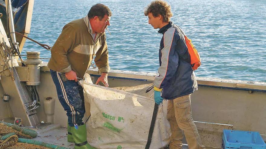 Los pescadores han sacado del mar y de los caladeros de la zona de todo tipo de residuos.