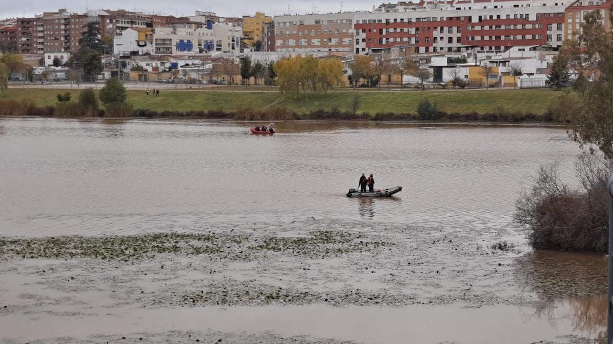 Bomberos y Geas rastrean el Guadiana.