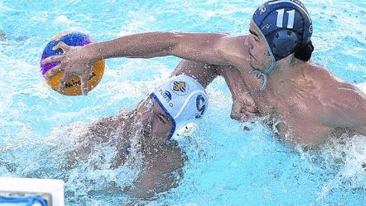 Partido de waterpolo en la Barceloneta.