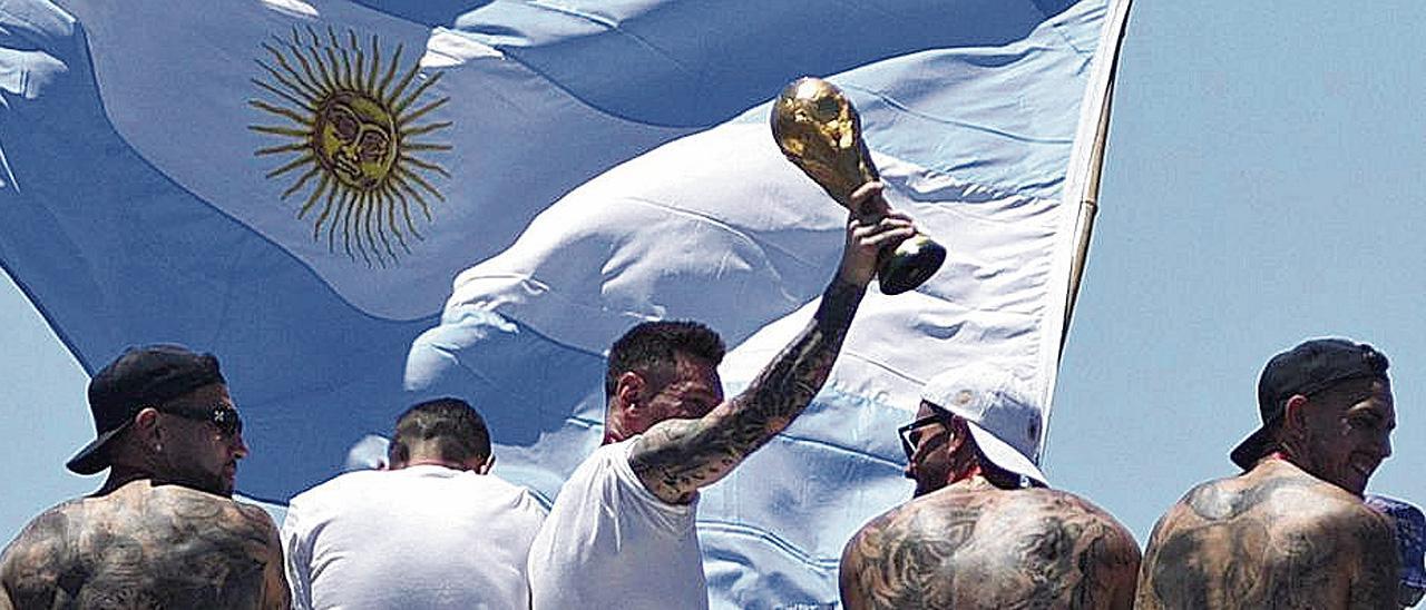 Los jugadores de la selección argentina celebran en Buenos Aires la consecución del Mundial.