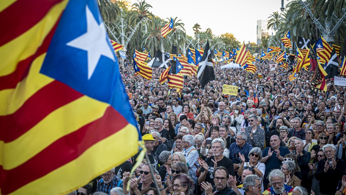 Barcelona 01-10-2022 Política. Manifestacion por los 5 años del 1-O referendum 1 de octubre. Arc de triomf. AUTOR: MANU MITRU.