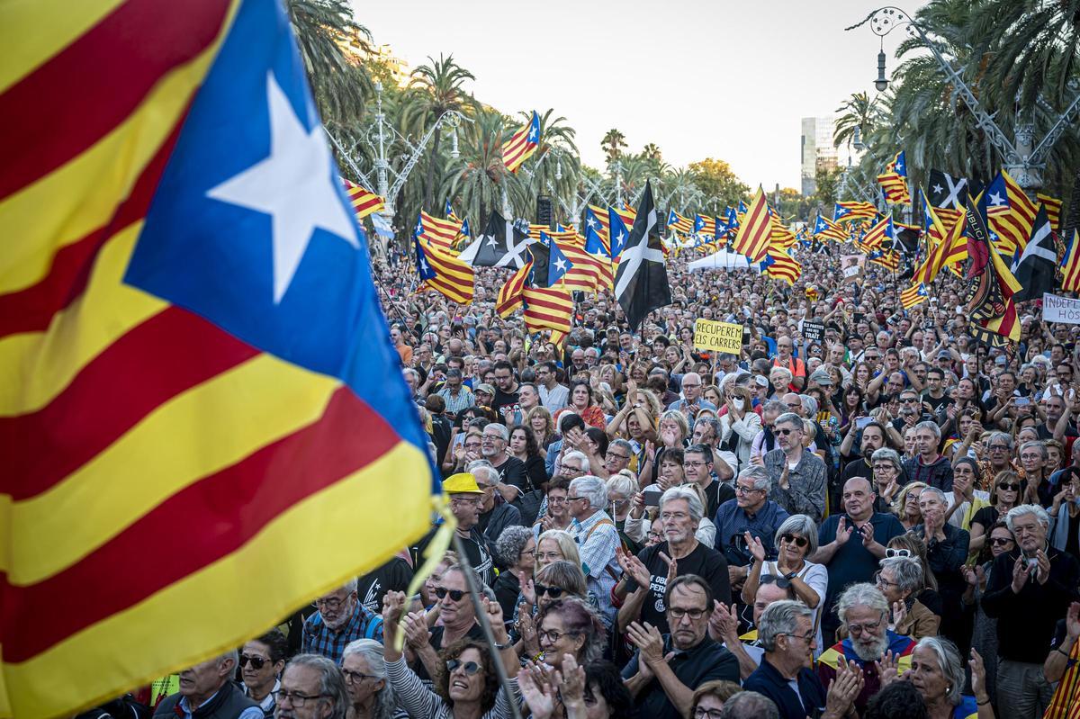 Òmnium demana que s’imputi una dotzena més d’agents de la Policia Nacional per les càrregues de l’1-O