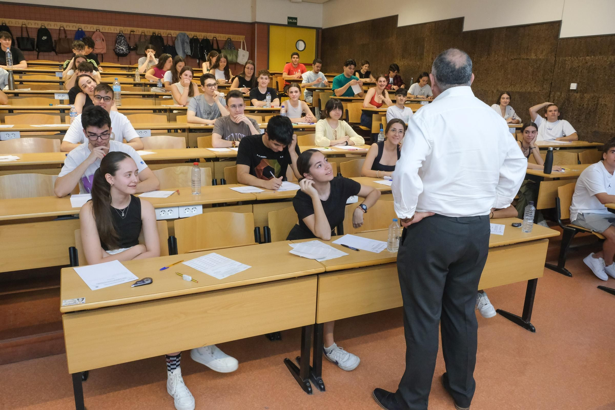 Muchos nervios en el primer día de exámenes de la PAU en Elche
