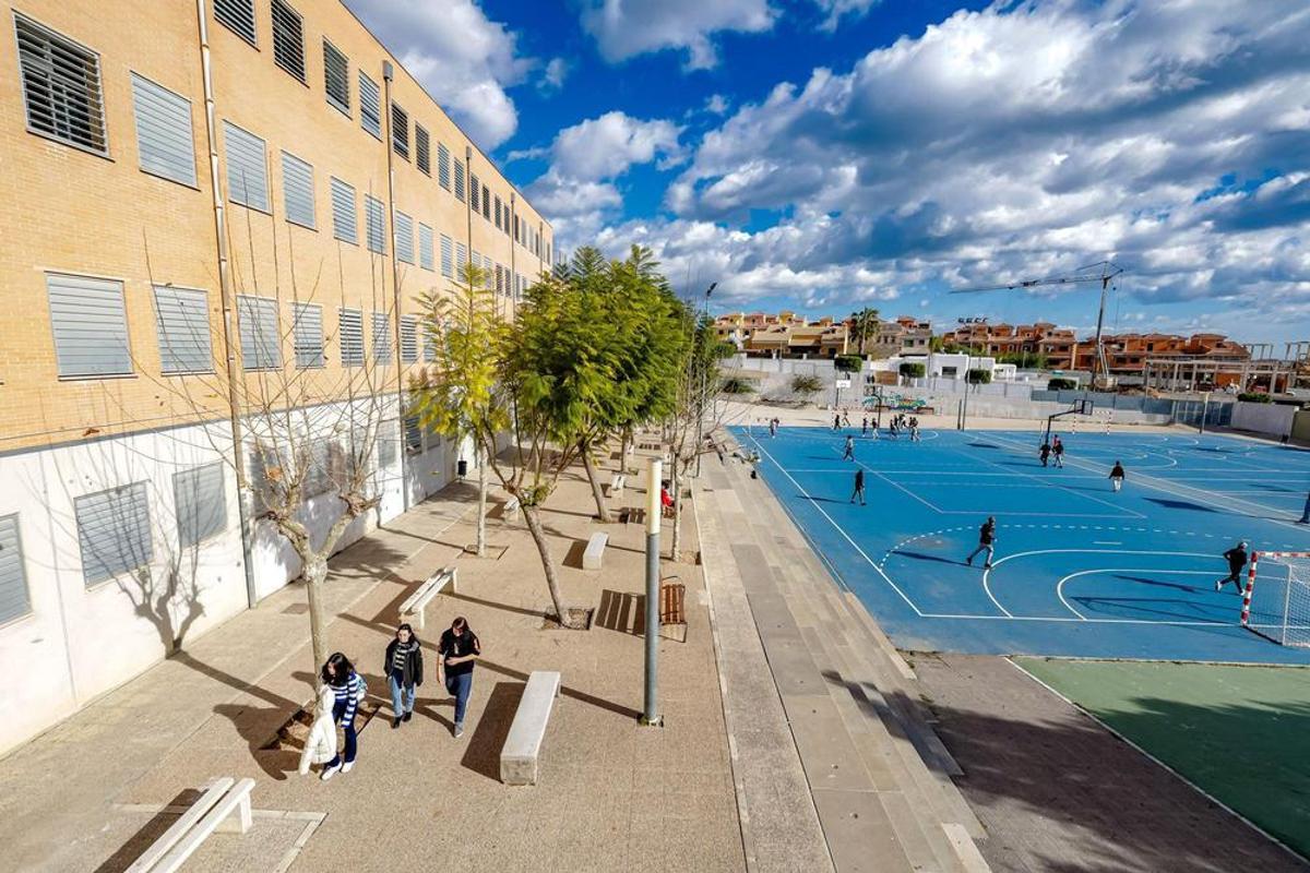 Patio de un instituto de Alicante, en una imagen de archivo.