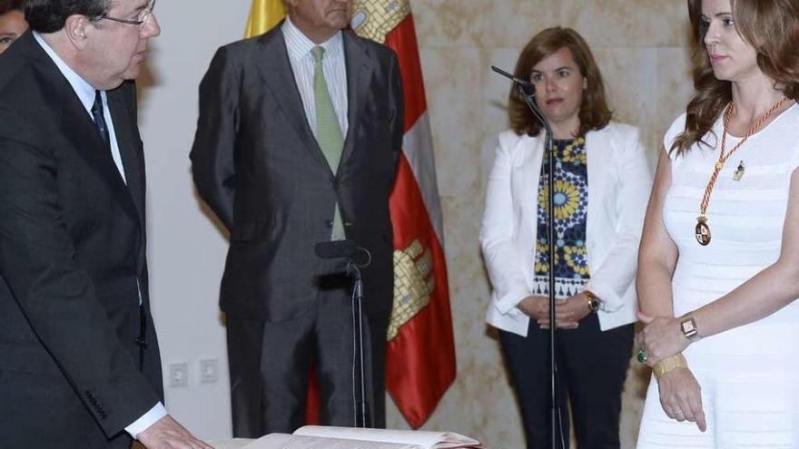 Herrera jura como presidente de la Junta, ante la presidenta del Parlamento, Silvia Clemente, Posada y Sáenz de Santamaría.