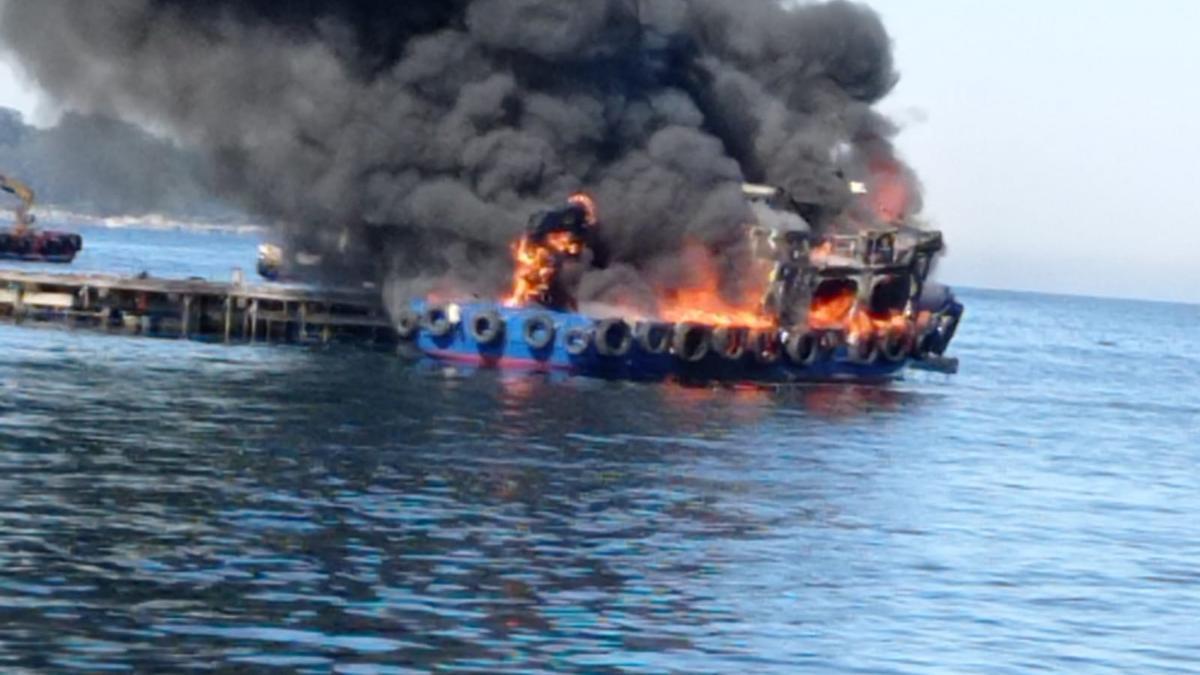 Incendio en un barco bateeiro en Bueu