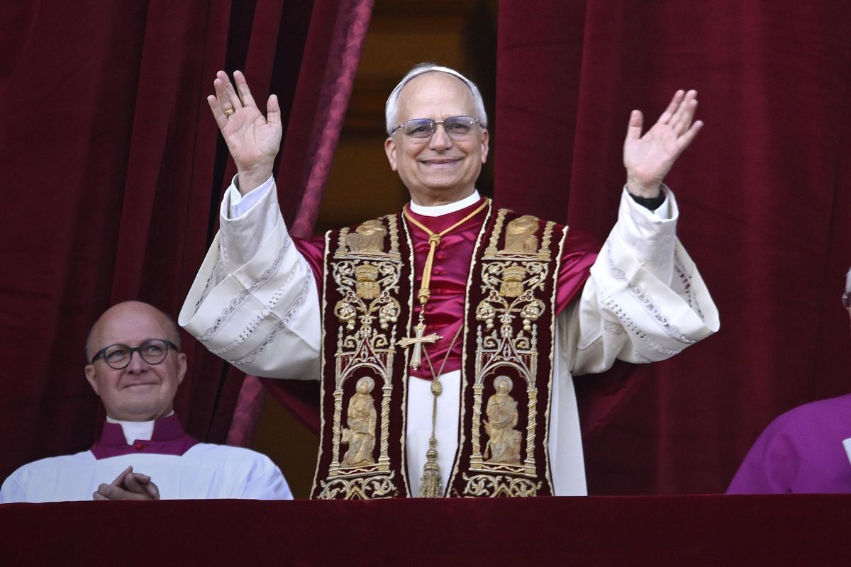 El cardenal Robert Prevost, Papa León XIV, el Papa número 267 de la historia, comparece ante sus fieles, en el balcón de la Basílica de San Pedr.