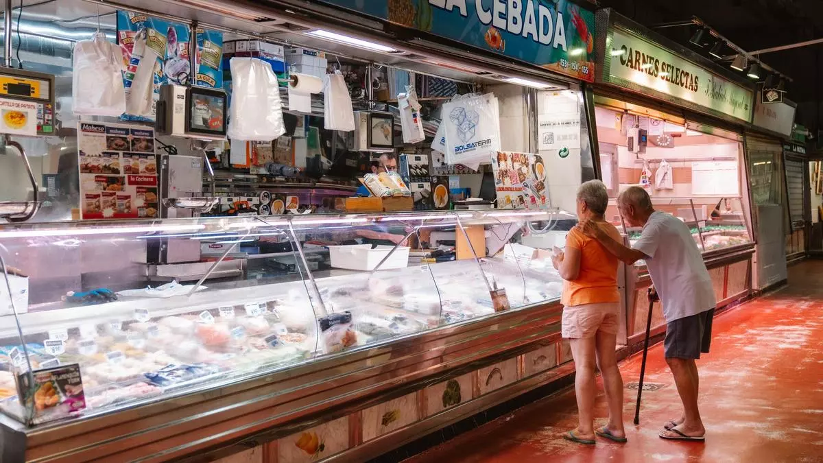 La agonía del Mercado de la Cebada en su 150 aniversario: "Si siguen abriendo supermercados alrededor, los autónomos no tenemos futuro"