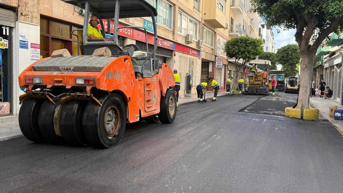 Reasfaltado en Vía Púnica