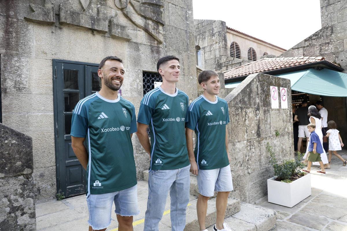 Así es la nueva segunda camiseta del Compostela Así es la nueva segunda camiseta del Compostela