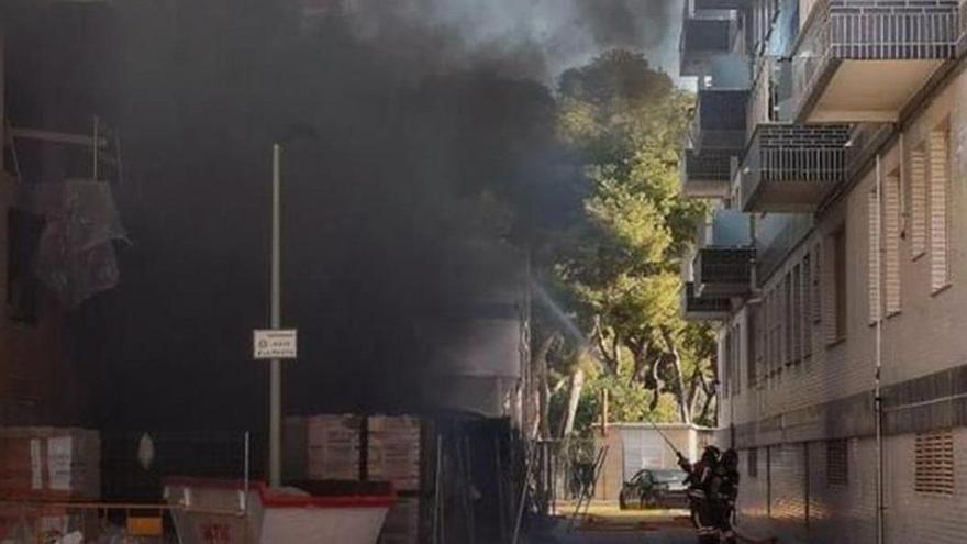 Aparatoso fuego en un edificio en construcción en el Pinar del Grao de Castellón