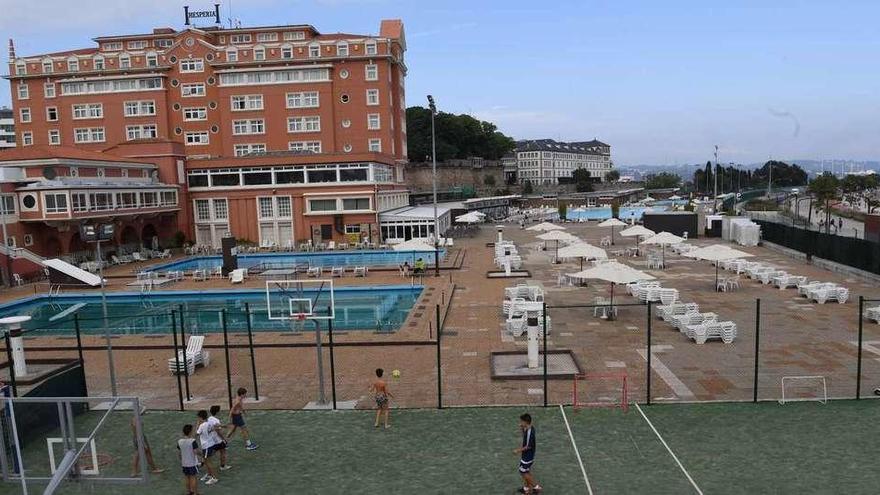 Instalaciones del centro deportivo, con el hotel al fondo.