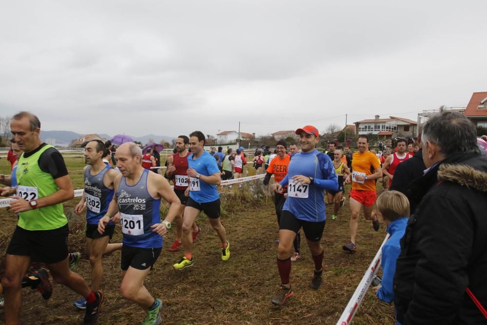 Cientos de corredores en el Trofeo San Miguel de Oia.