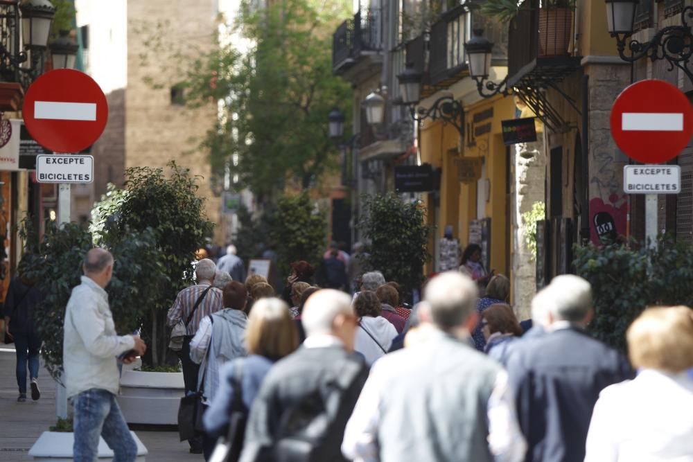 Bicis y peatones toman la calle Serranos.