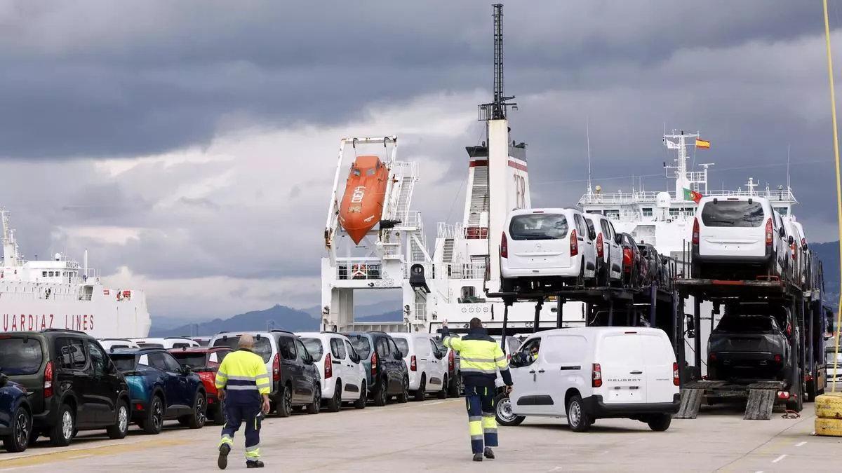 Embarque en Bouzas de los Peugeot 2008 y las furgonetas K9 de Stellantis Vigo.
