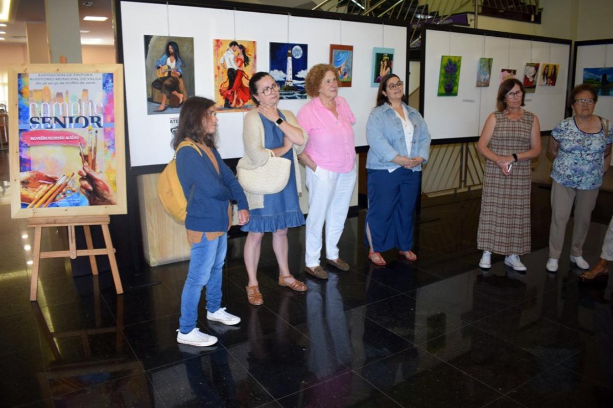 La exposición con las obras realizadas por los participantes en las clases de pintura del programa de envejecimiento activo.