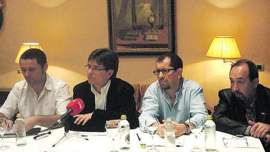 De izquierda a derecha, Palacios, Varea, Suárez y Montes Estrada, ayer, anunciando la cancelación de la Conferencia.