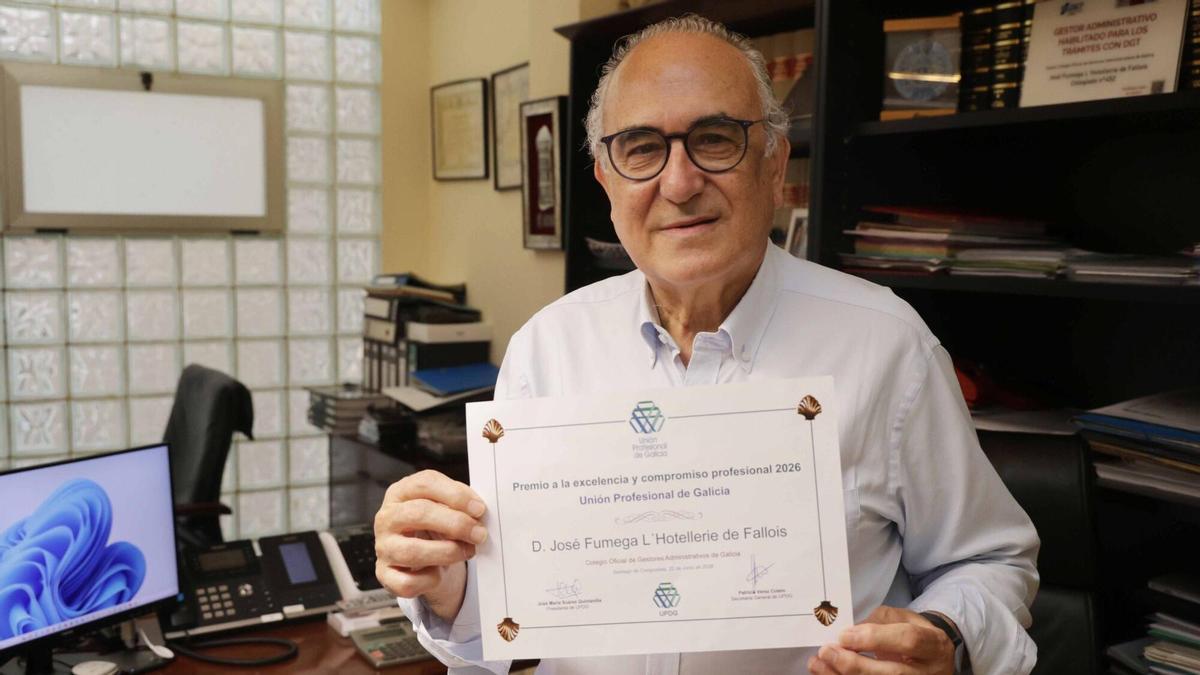 El gestor administrativo José Fumega con su certificado honorífico.