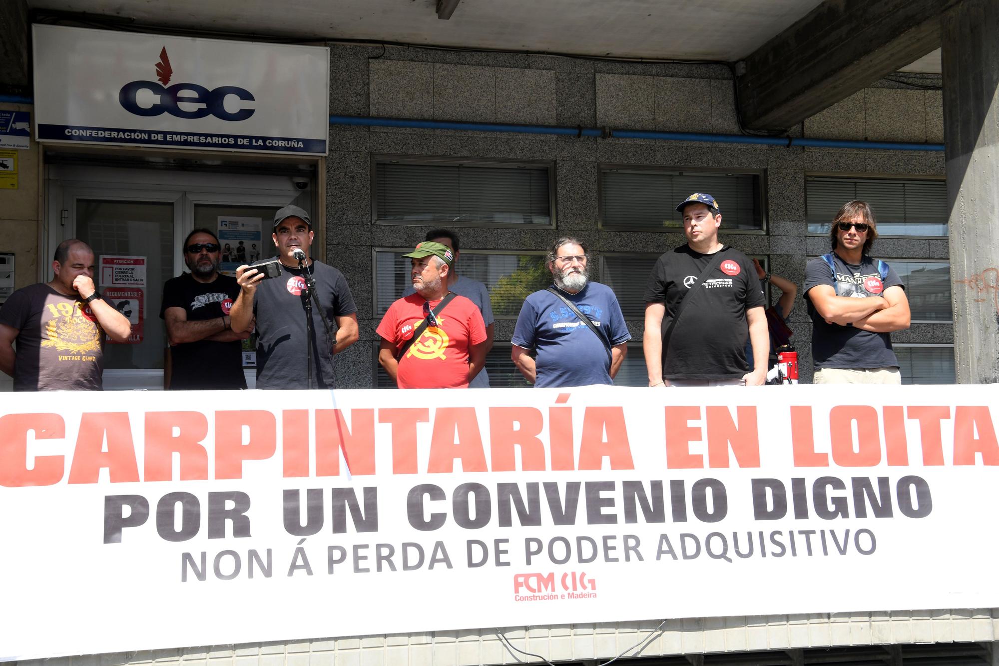 Trabajadores de la construcción se manifiestan en la plaza Luis Seoane