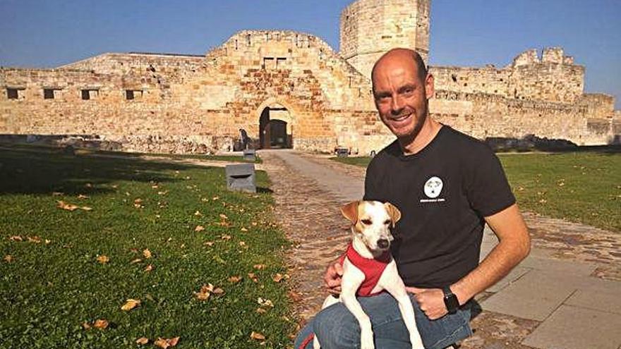 Pablo Muñoz posa con su perro ayer ante el Castillo de Zamora.