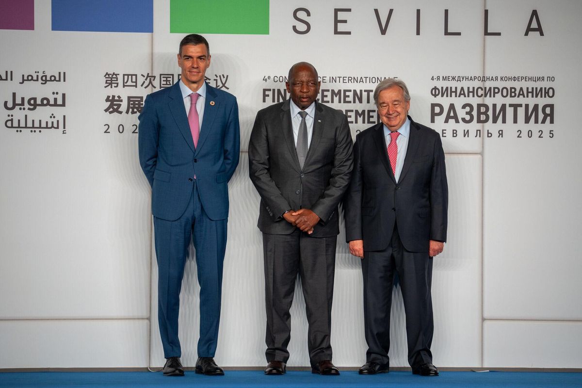 El presidente del gobierno, Pedro Sánchez (i) y el presidente de la ONU, António Guterres (d) reciben a los mandatarios. A 30 de junio de 2025 en Sevilla, Andalucía (España). En el Palacio de Congresos y Exposiciones de Sevilla (FIBES) ha tenido lugar la foto oficial con los jefes de Estado y de Gobierno que participan en la IV Conferencia Internacional sobre la Financiación para el Desarrollo de la ONU. En este acto institucional, se da la bienvenida a los mandatarios que intervienen en esta cumbre global centrada en los retos económicos y financieros del desarrollo sostenible. 30 JUNIO 2025 Francisco J. Olmo / Europa Press 30/06/2025. ANTONIO  GUTERRES;PEDRO SÁNCHEZ PÉREZ-CASTEJÓN;Francisco J. Olmo;