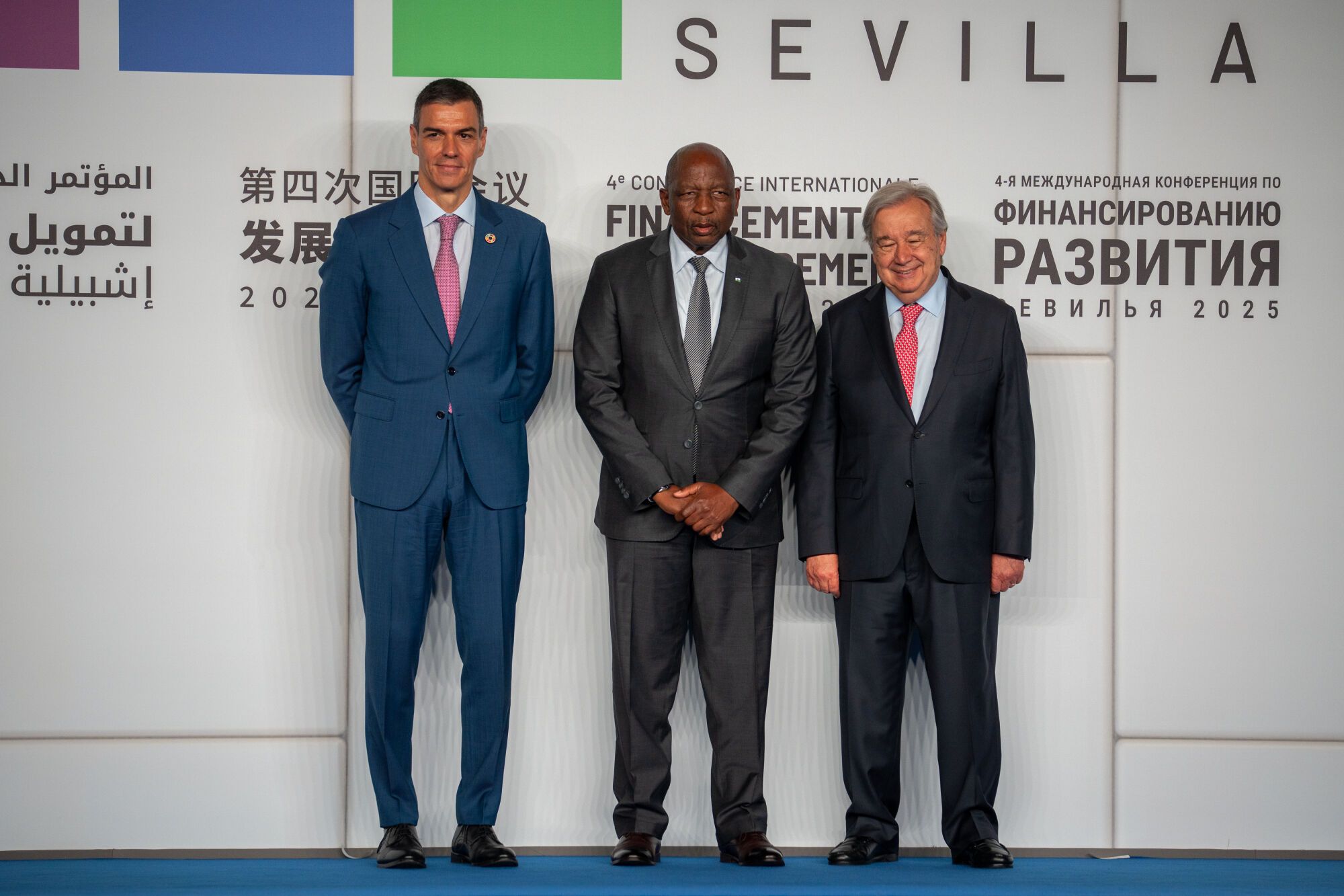 El presidente del gobierno, Pedro Sánchez (i) y el presidente de la ONU, António Guterres (d) reciben a los mandatarios. A 30 de junio de 2025 en Sevilla, Andalucía (España). En el Palacio de Congresos y Exposiciones de Sevilla (FIBES) ha tenido lugar la foto oficial con los jefes de Estado y de Gobierno que participan en la IV Conferencia Internacional sobre la Financiación para el Desarrollo de la ONU. En este acto institucional, se da la bienvenida a los mandatarios que intervienen en esta cumbre global centrada en los retos económicos y financieros del desarrollo sostenible. 30 JUNIO 2025 Francisco J. Olmo / Europa Press 30/06/2025. ANTONIO  GUTERRES;PEDRO SÁNCHEZ PÉREZ-CASTEJÓN;Francisco J. Olmo;