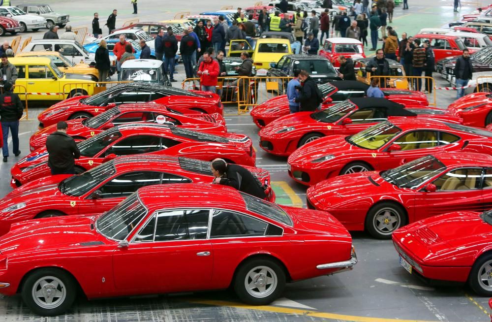 Más de veinte coches de la escudería de lujo se citan en el recinto ferial vigués durante el Salón de vehículos clásicos y de época