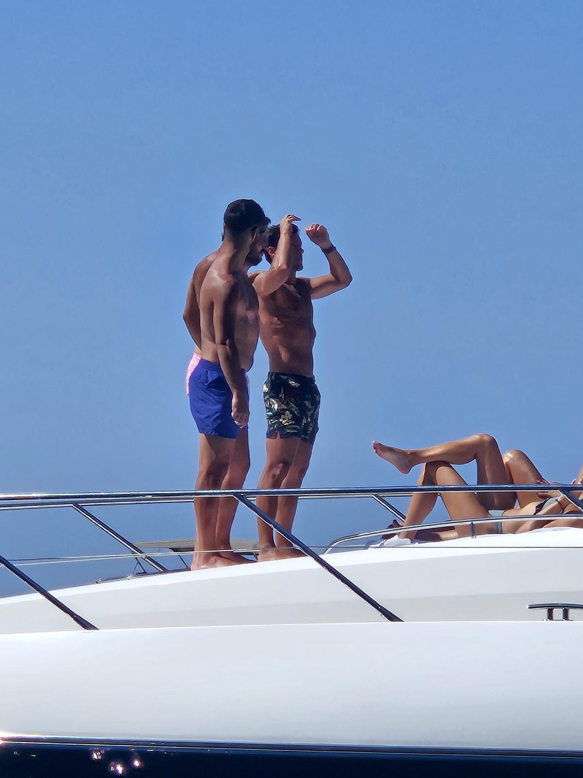 Marco Asensio navega con amigos por la costa de Andratx