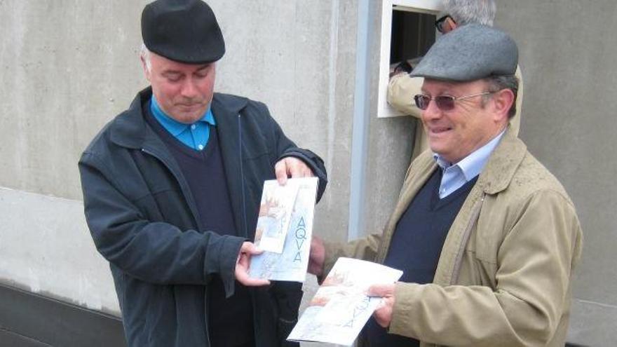 Gonzalo y José María Vale, tras adquirir su entrada.