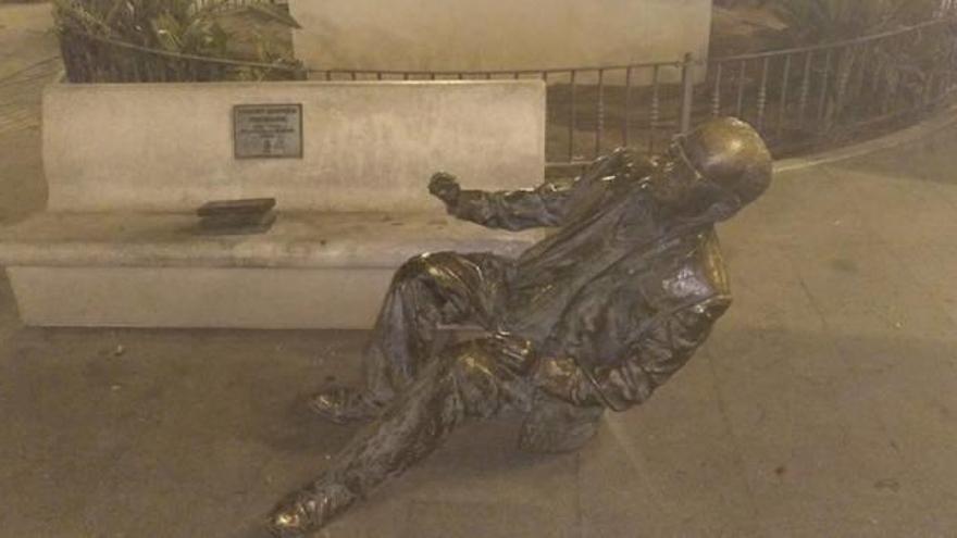 La estatua de Vicent Andrés Estellés tras ser arrancada del banco en plena noche de domingo.