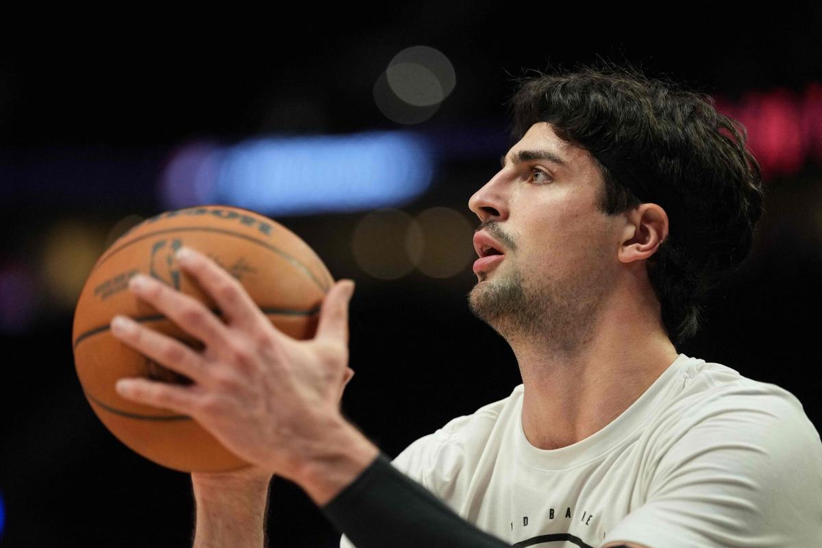 Deni Avdija calentando antes de un partido contra los Cleveland Cavaliers en 2026.