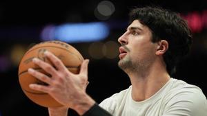PORTLAND, OREGON - FEBRUARY 01: Deni Avdija #8 of the Portland Trail Blazers warms up before the game against the Cleveland Cavaliers at Moda Center on February 01, 2026 in Portland, Oregon. NOTE TO USER: User expressly acknowledges and agrees that, by downloading and or using this photograph, User is consenting to the terms and conditions of the Getty Images License Agreement. Soobum Im/Getty Images/AFP (Photo by Soobum Im / GETTY IMAGES NORTH AMERICA / Getty Images via AFP)