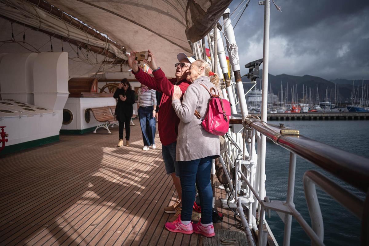 Dos visitantes se hacen un selfi de recuerdo