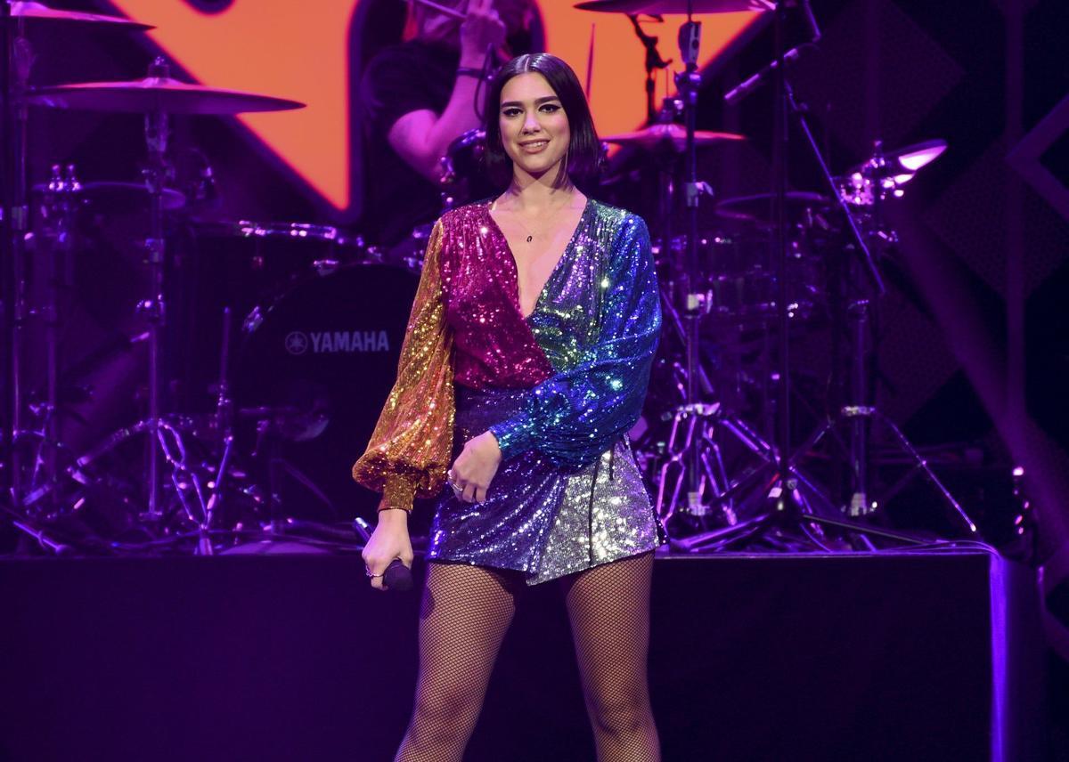 Dua Lipa triunfa en la alfombra roja con dos minivestidos