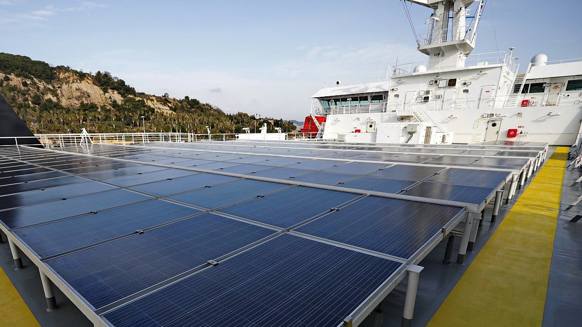 Paneles solares instalados en el buque de Grimaldi 'Eco Barcelona'.