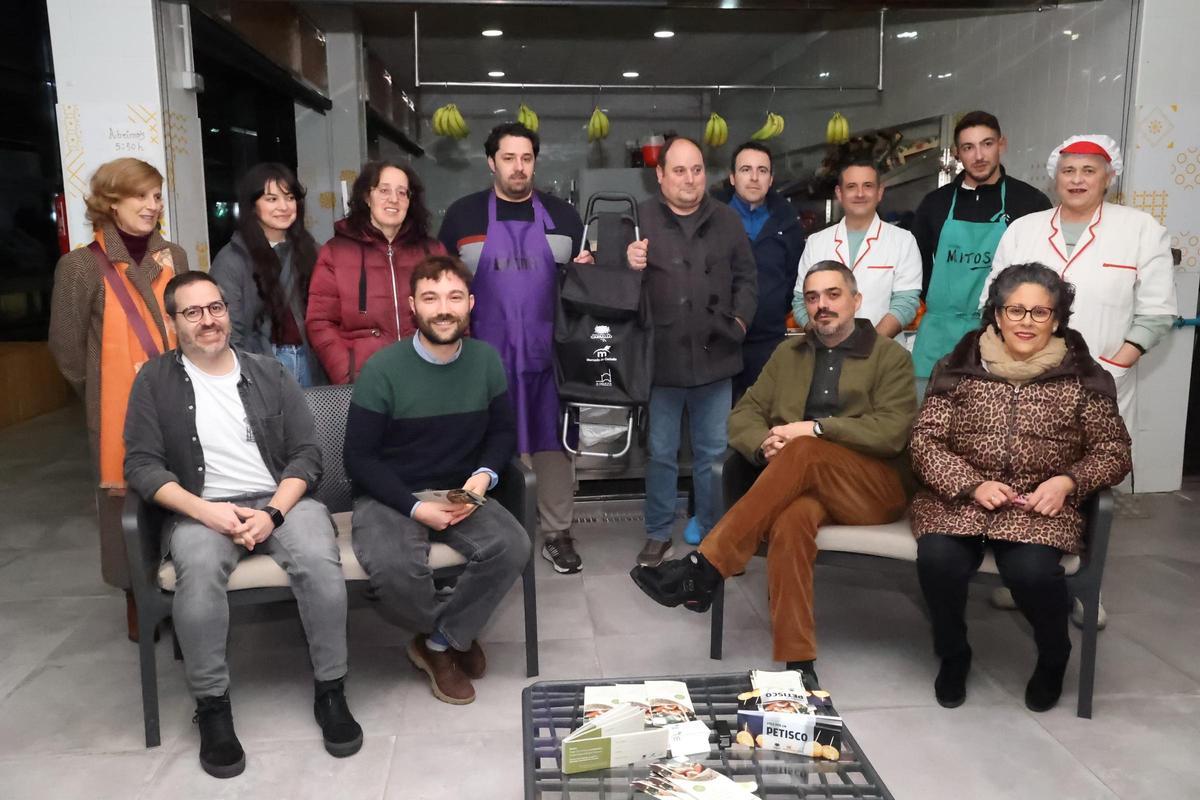 Sentados, pola esquerda, Óscar Vázquez, Ramón Varela, Daniel Pérez e Ángeles Bello, cos praceiros e praceiras.