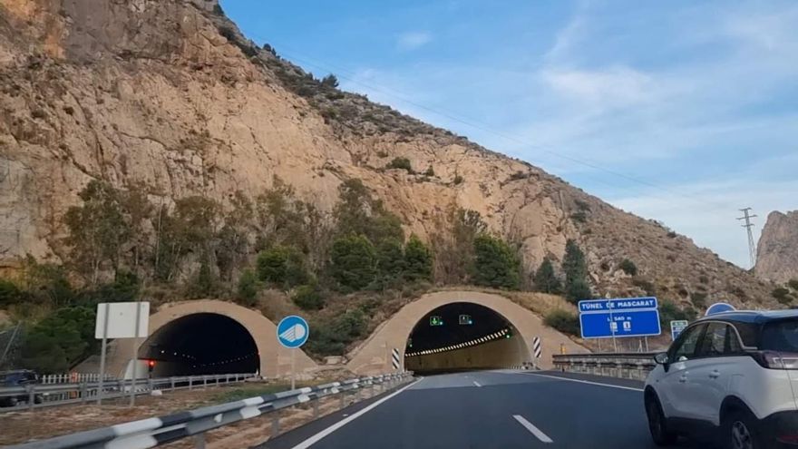 Declarado un incendio junto al Túnel del Mascarat en Calp: arde una zona de maleza seca