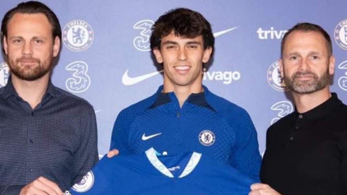 Joao Félix posa con la camiseta del Chelsea