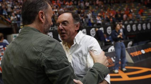 Fernando Villabella se abraza con Roberto Cibeira, de espaldas, expresidente del Leyma Coruña, durante la Final a 4 por el ascenso a la ACB.  |