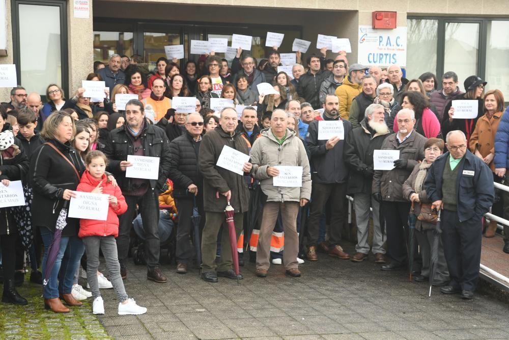 Protesta por el estado de la sanidad en Teixeiro