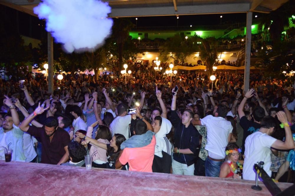 Multitudinaria Fiesta Fin de Feria en la discoteca El Jardín de Gijón.