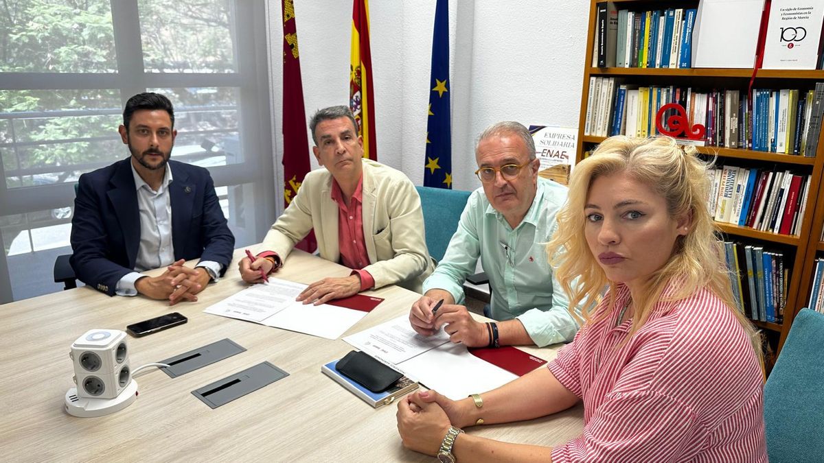 Firma del convenio entre la fundación y ENAE.
