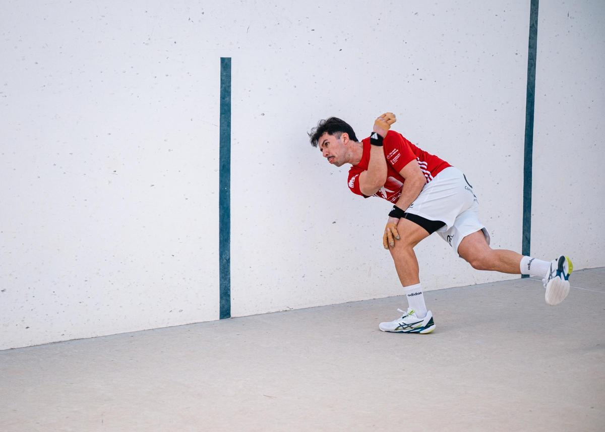 Seve, de raspall amb la dreta.