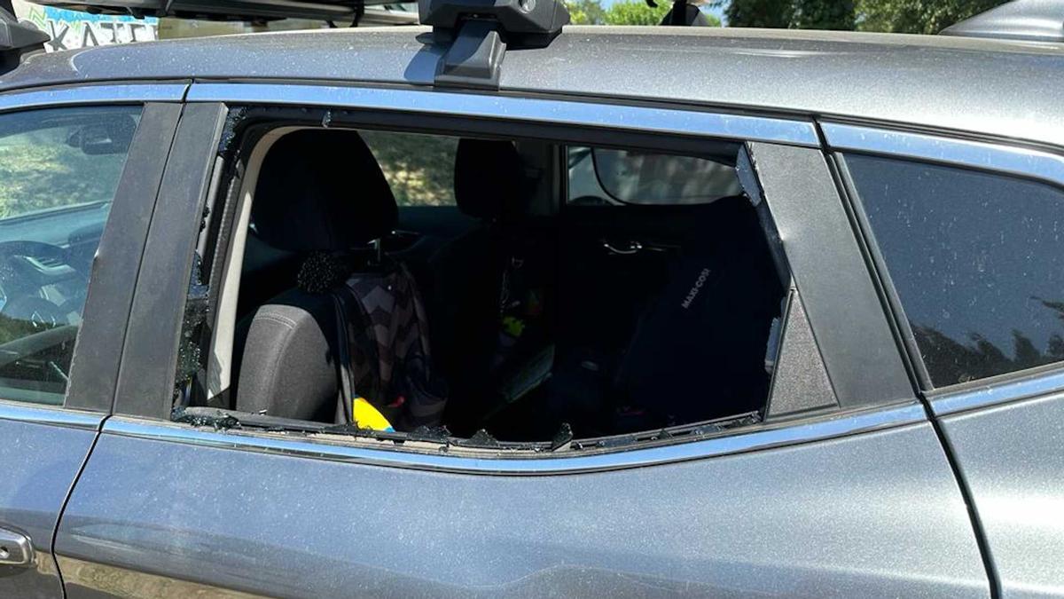Un vehicle amb una finestra trencada que es va trobar a l'aparcament de l'estació de Caldes de Malavella.