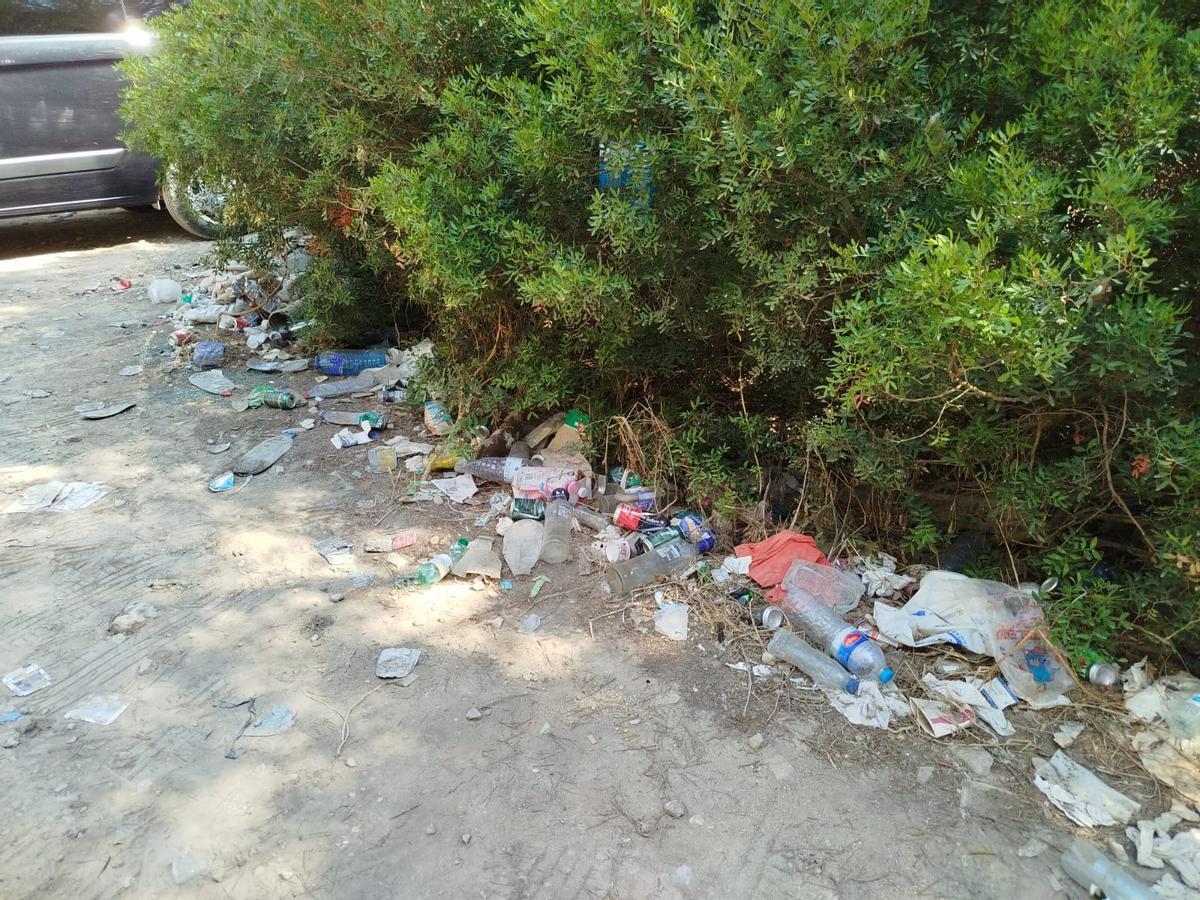 Denuncian suciedad y robos en un aparcamiento público junto a la playa de Cala Major