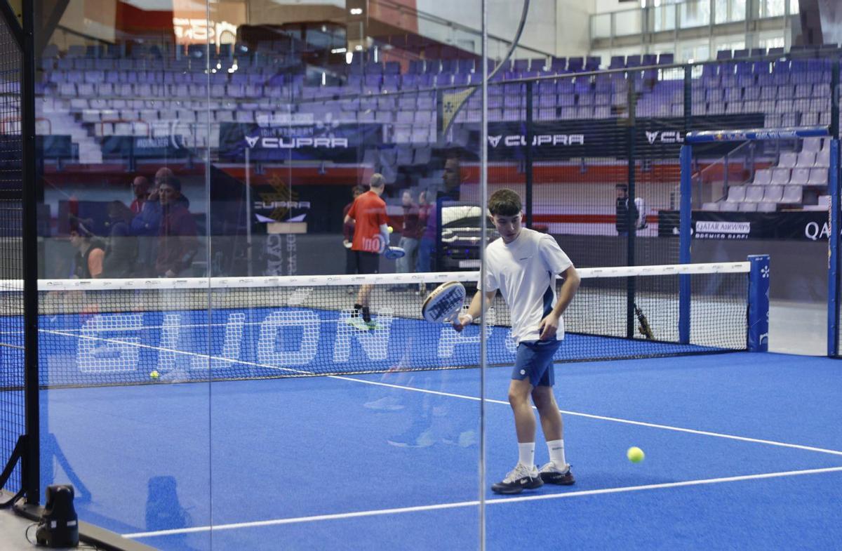 Un momento de un partido en la cancha central del Pabellón de Deportes de La Guía. | MARCOS LEÓN