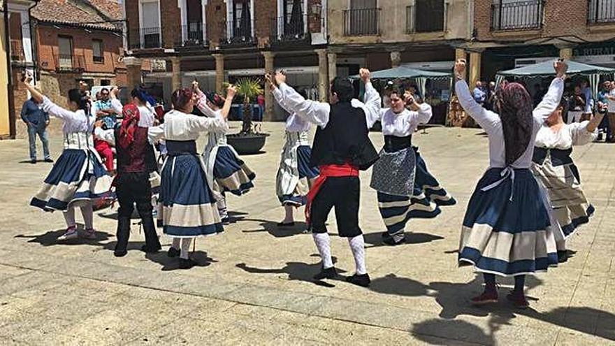 Actuación de Castellanos de Olid en la Plaza Mayor de Villalpando.