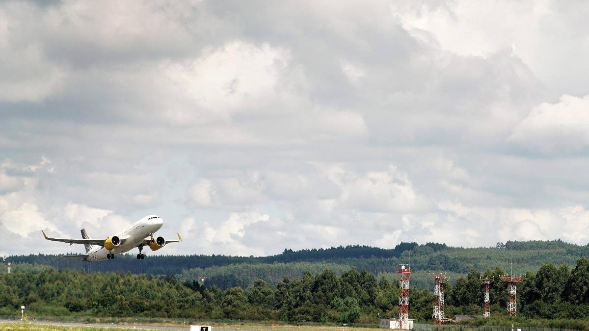 Avión despegando en el Aeropuerto de Lavacolla