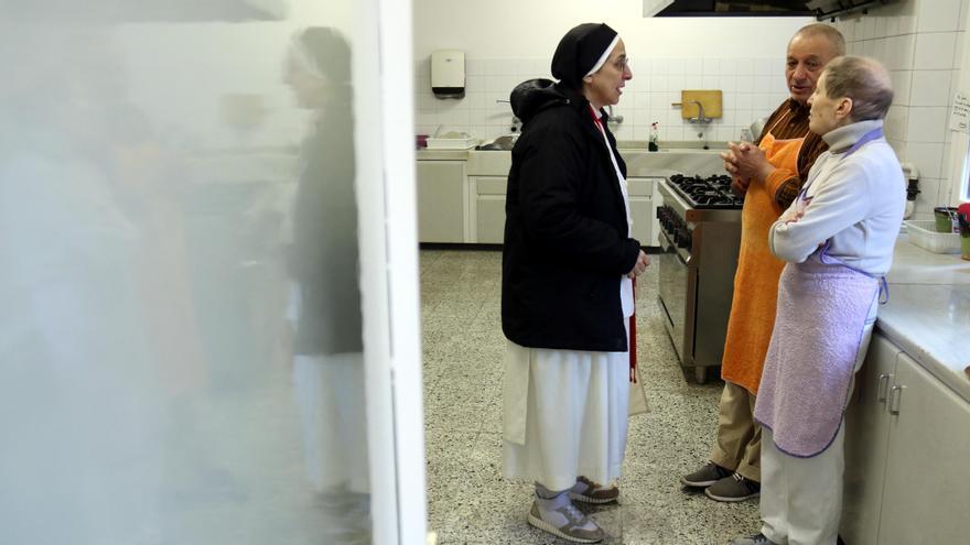 Sor Lucia conversa amb els cuiners del convent de Santa Clara, tots dos d'Ucraïna