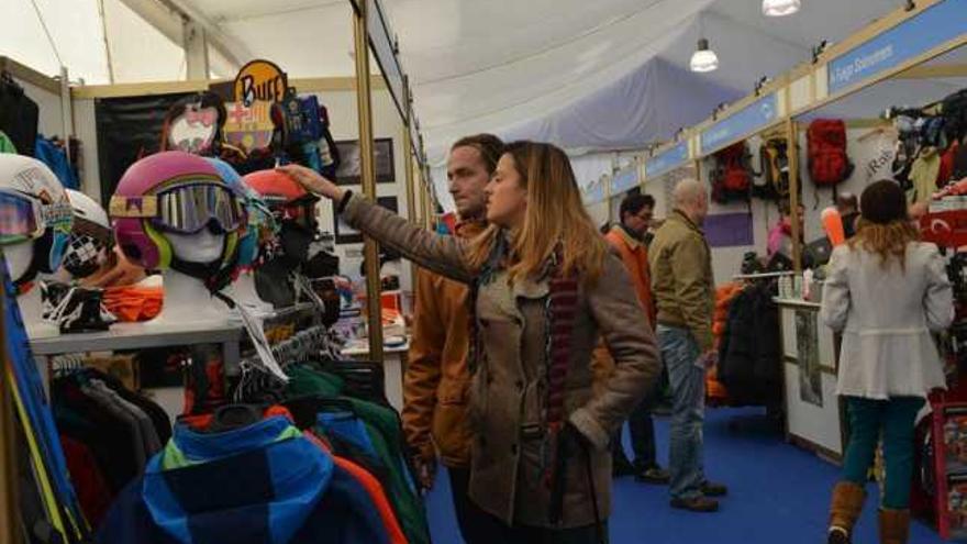 Visitantes en los stands de prendas de esquí de la feria &quot;Nevaria&quot;.